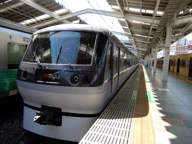 新宿線特急レッドアロー号「小江戸」で使用される西武10000系電車(写真AC/太陽sun)