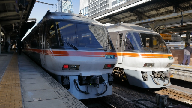 名古屋駅にてJR東海キハ85系気動車による特急「南紀」(左)と「ひだ」の並び(写真AC/HK-SAN)