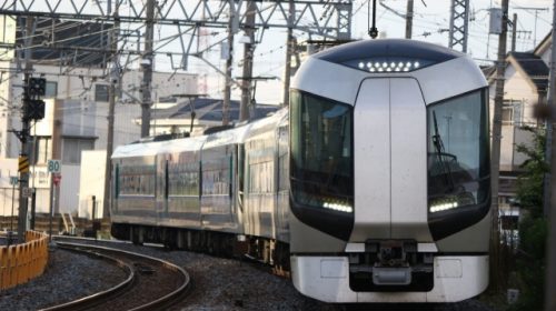 特急「リバティ」のほか「スノーパル23:55」でも使用される東武500系電車(写真AC/kiss x7)