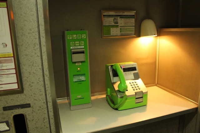 新幹線車内に設置されている公衆電話(写真AC/たまくじら)