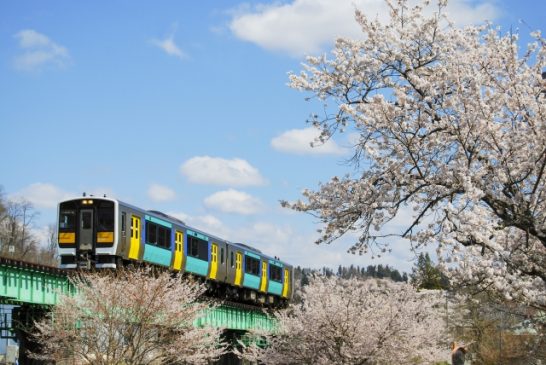 水郡線が27日に全線運転再開 約1年半ぶりにつながる沿線から手旗を振ってエールを