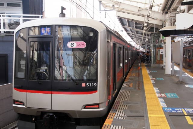 東急東横線5000系電車(写真AC/ぽせ〜どん)