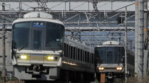 JR西日本221系電車(左)と223系電車(写真AC/ポニー)