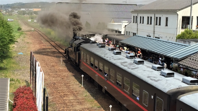 蒸気機関車「C12 66」が牽引する真岡鐵道「SLもおか」(写真AC/Andrework)