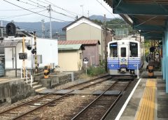 勝山永平寺線松岡駅に到着するえちぜん鉄道MC6001形電車(写真AC/Nihirunawatashi)