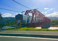 千曲川橋りょうを渡る上田電鉄別所線1000系電車(写真AC/Kiyo-system)