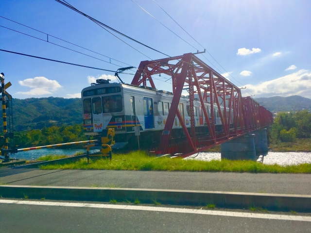 千曲川橋梁を渡る上田電鉄別所線1000系電車(写真AC/Kiyo-system)