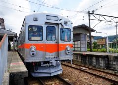 石川線鶴来駅に停車中の北陸鉄道7000系電車(写真AC/りっくん_)