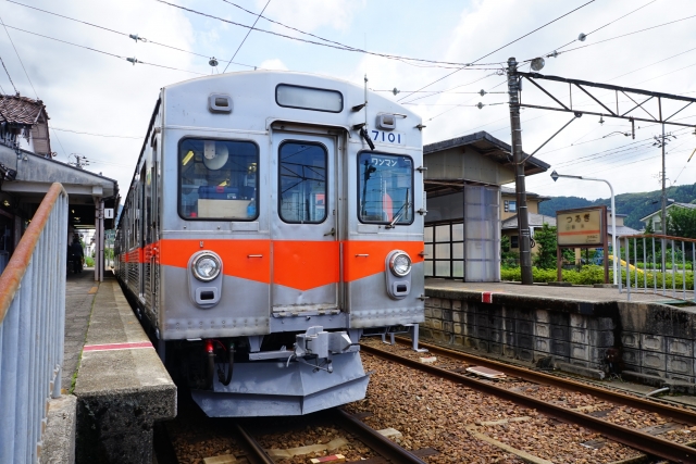 石川線鶴来駅に停車中の北陸鉄道7000系電車(写真AC/りっくん_)