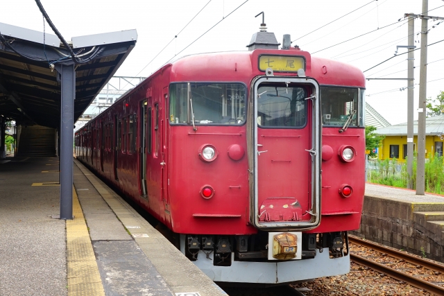 新型車両への置き換えに伴い北陸本線・七尾線での運用が終了するJR西日本415系800番台電車(写真AC/りっくん_)