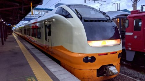 廃止となる快速「らくらくトレイン村上」にも使用されていたJR東日本E653系電車(写真AC/りっくん_)