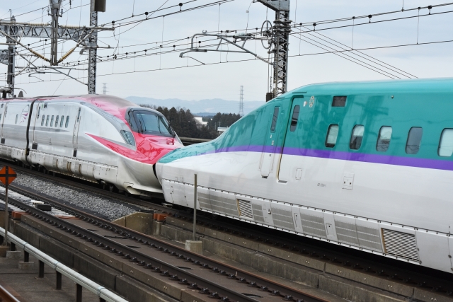 秋田新幹線直通用のJR東日本E6系(左)と北海道新幹線直通用のJR北海道H5系との併結運転(写真AC/マンハッタン)