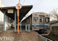 三ケ山口駅に停車中の水間鉄道1000形電車(けいわい/PIXTA)