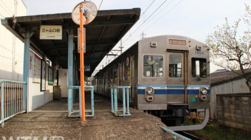 三ケ山口駅に停車中の水間鉄道1000形電車(けいわい/PIXTA)