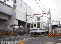 高架化に伴い除去される東武アーバンパークライン愛宕駅南側の踏切を通る東武8000系電車(Katsumi/TOKYO STUDIO)
