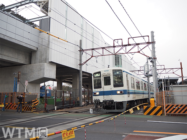 高架化に伴い除去される東武アーバンパークライン愛宕駅南側の踏切を通る東武8000系電車(Katsumi/TOKYO STUDIO)