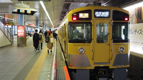 本川越駅に停車中の西武9000系電車(Katsumi/TOKYO STUDIO)