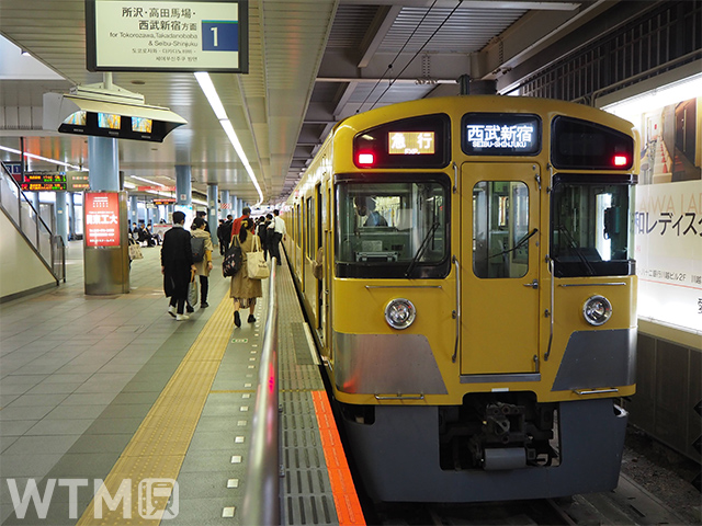本川越駅に停車中の西武9000系電車(Katsumi/TOKYO STUDIO)