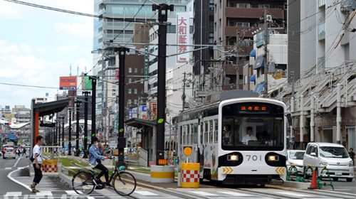 阿倍野停留所を発車する阪堺電気軌道モ701形電車(Katsumi/TOKYO STUDIO)