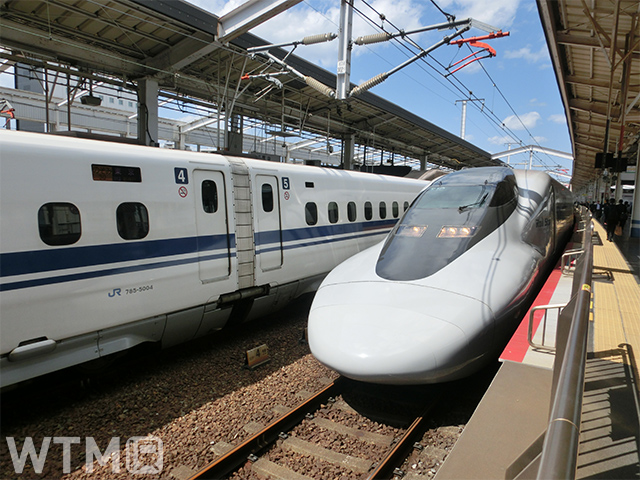 山陽新幹線岡山駅に停車中のJR西日本700系(niboshi-photos/写真AC)