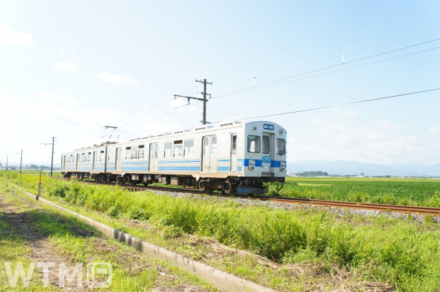「田んぼ鉄道」こと弘南鉄道弘南線の7000系電車(sachicooo/写真AC)