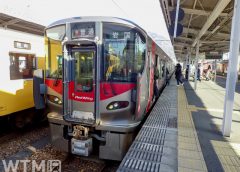 「Red Wing」の愛称をもつJR西日本227系電車(Ann999-DESK/写真AC)