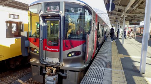 「Red Wing」の愛称をもつJR西日本227系電車(Ann999-DESK/写真AC)