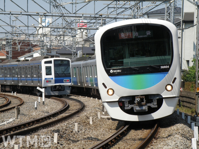 すれ違う西武鉄道6000系電車(左)と30000系電車(たかさくら/写真AC)
