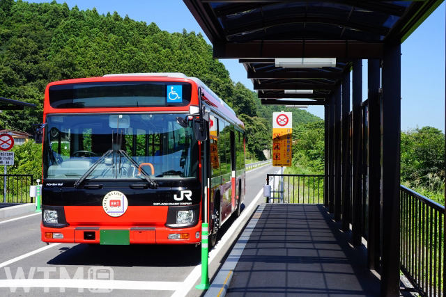 BRT専用道を走行するJR東日本気仙沼線BRT(りっくん_/写真AC)