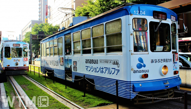 すれ違う熊本市電1200型電車の並び(JAPAN NAVY/写真AC)