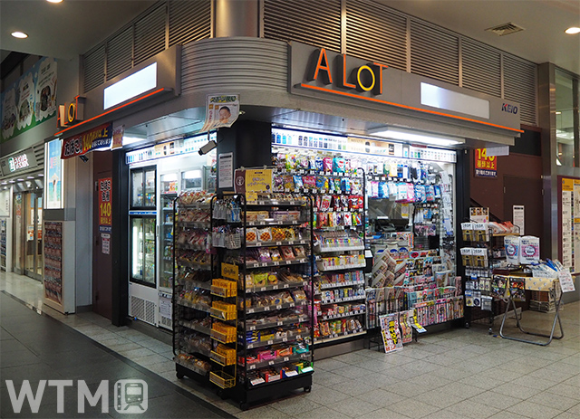 京王線新宿駅改札前にある駅売店「A LoT」(Katsumi/TOKYO STUDIO)