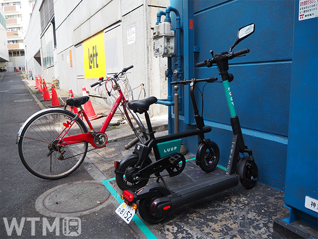 全長がほぼ同じのLUUPの電動キックボードと小型電動アシスト自転車(「宇田川カフェ」ポートにて)(Katsumi/TOKYO STUDIO)