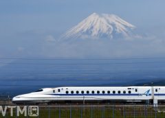 富士山をバックに疾走する東海道新幹線N700系(ポニー/写真AC)