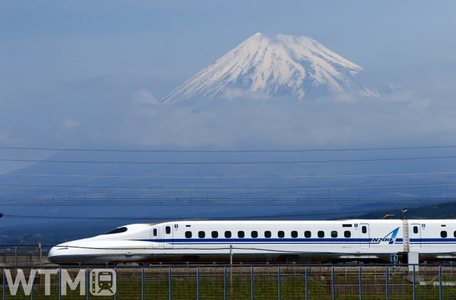 富士山をバックに疾走する東海道新幹線N700系(ポニー/写真AC)