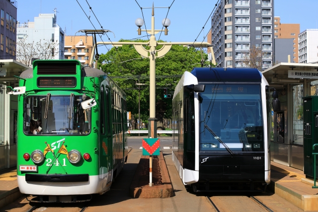 札幌市電240形電車(左)と1100形電車(まこりげ/写真AC)