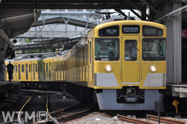 西武新宿線2000系電車(BANANA18/写真AC)