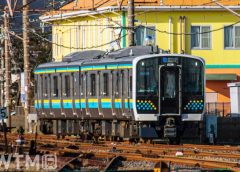 内房線・外房線などで運行されているJR東日本E131系電車(しろかね/写真AC)