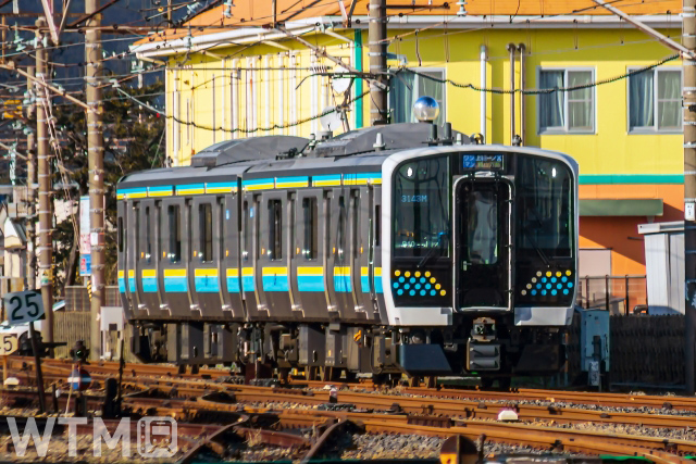 内房線・外房線などで運行されているJR東日本E131系電車(しろかね/写真AC)