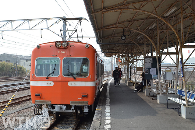 吉原駅に停車中の岳南電車7000形電車(Katsumi/TOKYO STUDIO)