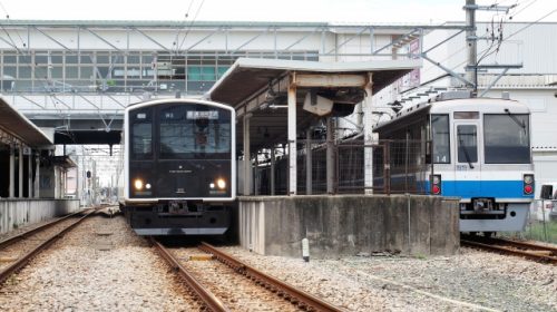 筑前前原駅に停車中のJR九州305系電車(左)と福岡市地下鉄1000N系電車(medetai/写真AC)