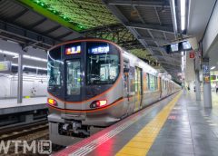 大阪環状線大阪駅に停車中のJR西日本323系電車(源五郎/写真AC)