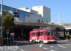 駅前停留所に到着する豊橋鉄道市内線モ3200形電車(Katsumi/TOKYO STUDIO)
