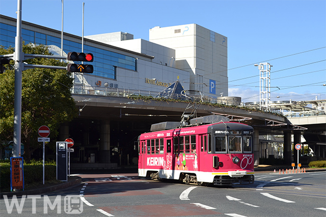駅前停留所に到着する豊橋鉄道市内線モ3200形電車(Katsumi/TOKYO STUDIO)