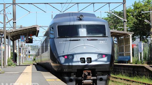 日豊本線田野駅を通過する特急「きりしま」JR九州787系電車(まこさん/写真AC)