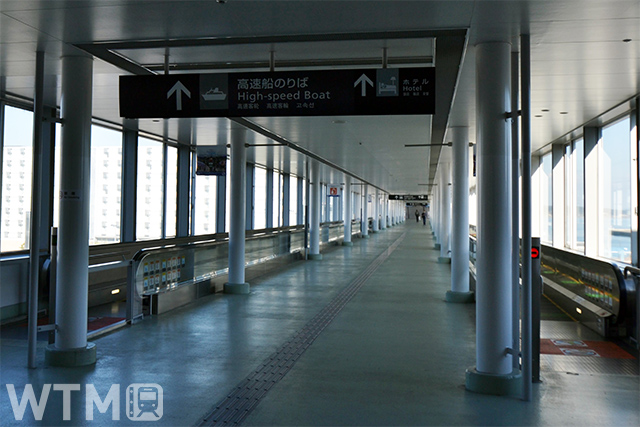 中部国際空港ターミナルビルと高速船乗り場をつなぐ歩道橋(Katsumi/TOKYO STUDIO)