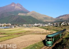 由布岳を背景に走行する特急「ゆふいんの森」JR九州キハ71系気動車(Nacho0927/写真AC)