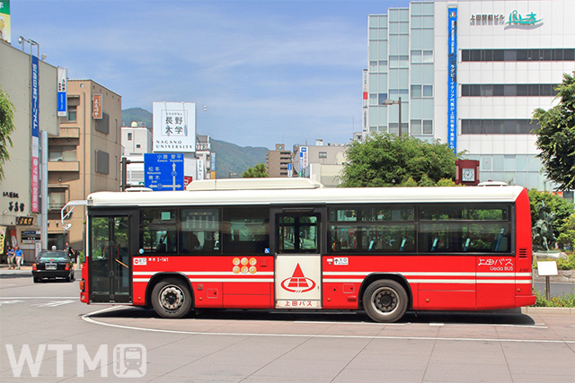 ひと足早くQRコード決済に対応した上田バスの路線バス(丸岡ジョー/写真AC)