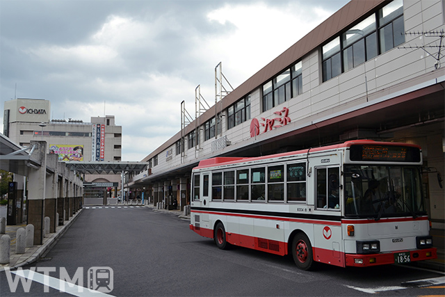 松江駅前に停車している一畑バスの路線バス(Katsumi/TOKYO STUDIO)