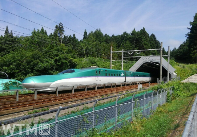 青函トンネル(青森側)に侵入する北海道新幹線H5系(p*******************p/写真AC)