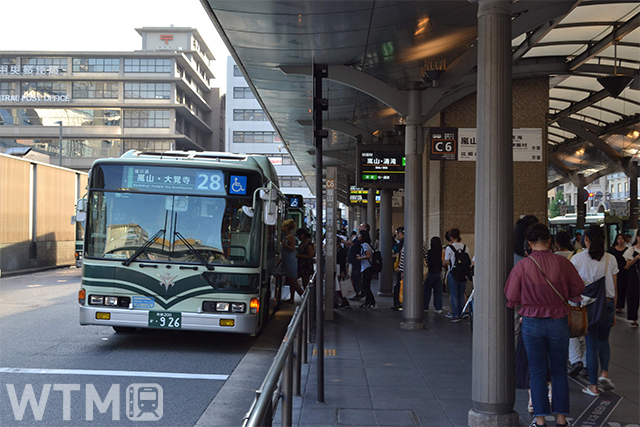 インバウンド客などで賑わっていた頃の京都駅前市バスのりば(Katsumi/TOKYO STUDIO)